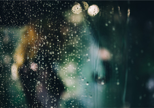 下雨天玻璃上的雨滴唯美雨景微信朋友圈配图