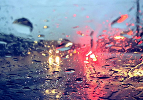 下雨天玻璃上的雨滴唯美雨景微信朋友圈配图