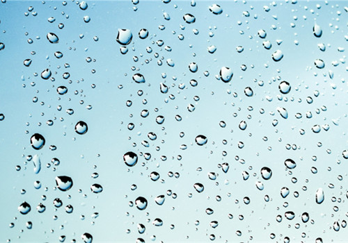 下雨天玻璃上的雨滴唯美雨景微信朋友圈配图