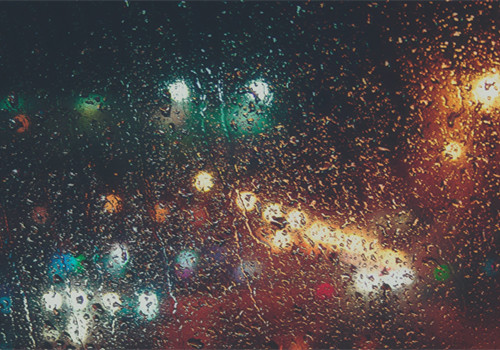 下雨天玻璃上的雨滴唯美雨景微信朋友圈配图