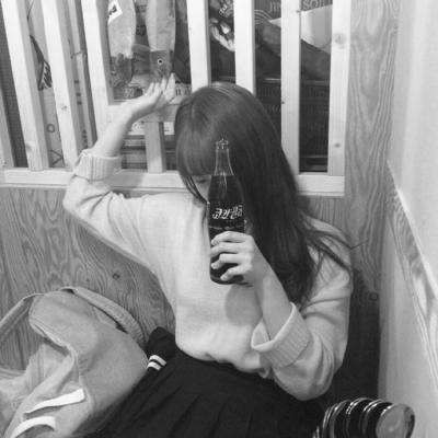 黑白抑郁忧伤女生微信头像