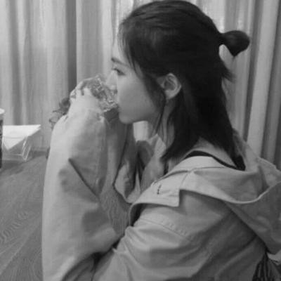 黑白抑郁忧伤女生微信头像
