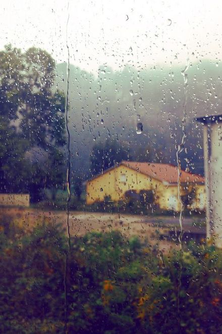 雨天意境唯美微信背景图