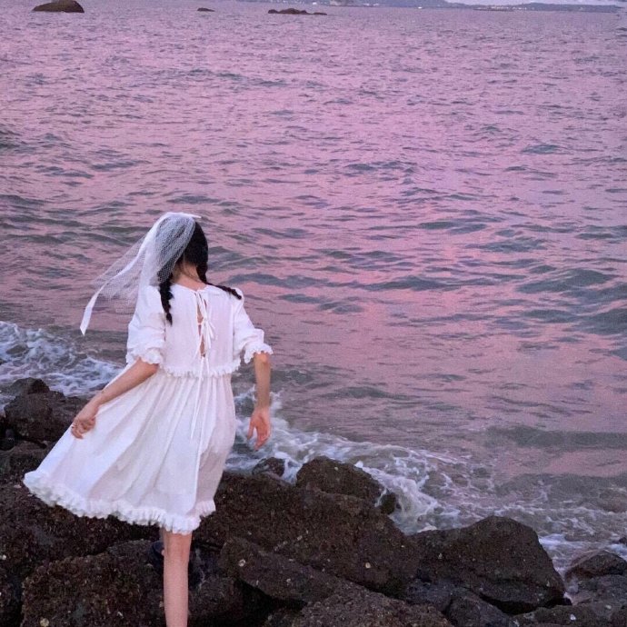 个性酷酷的复古女生微信头像