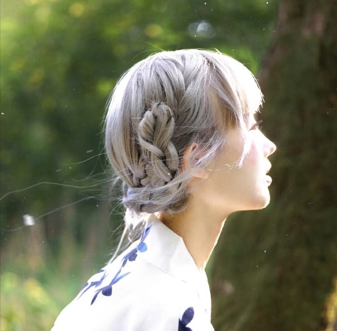 个性酷酷的复古女生微信头像