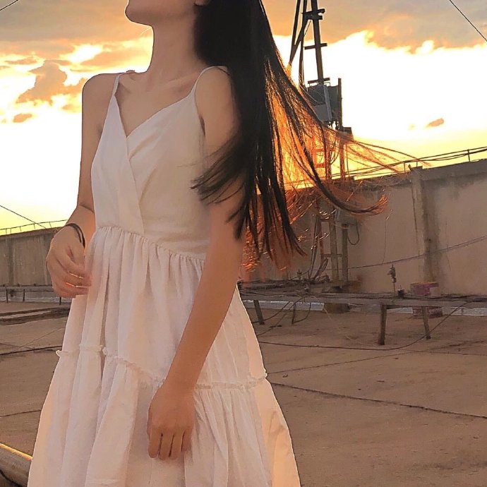 个性酷酷的复古女生微信头像