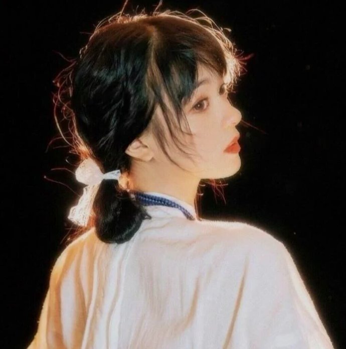 个性酷酷的复古女生微信头像