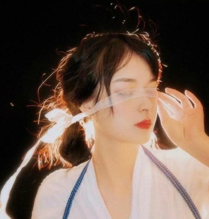 个性酷酷的复古女生微信头像