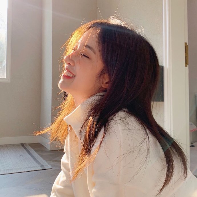 个性酷酷的复古女生微信头像