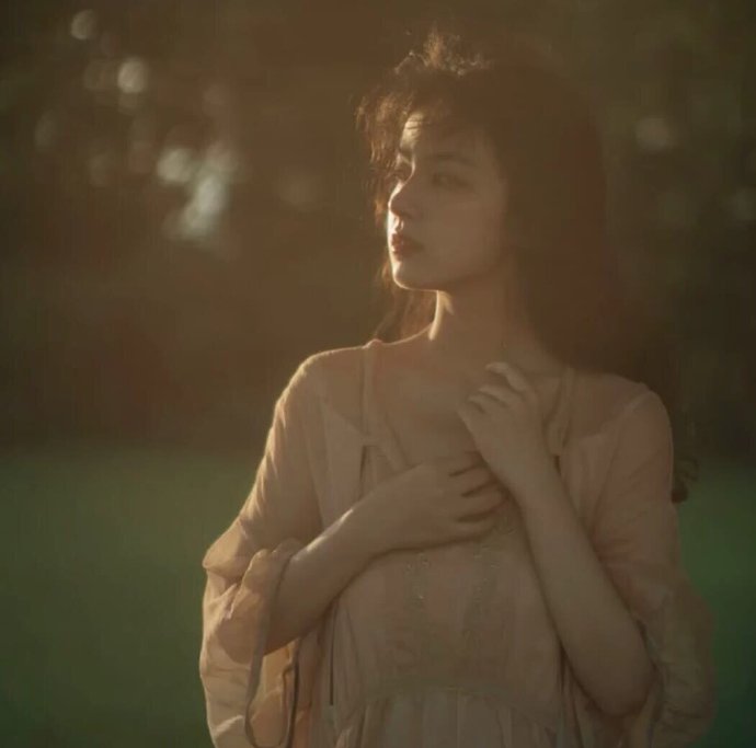 个性酷酷的复古女生微信头像