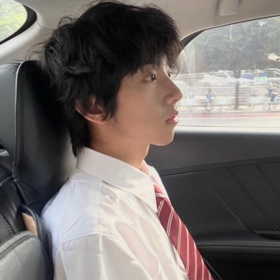 一组神仙颜值的男生帅气微信头像