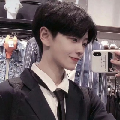 一组神仙颜值的男生帅气微信头像
