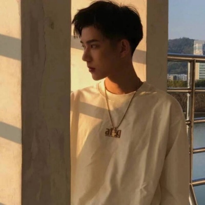 一组神仙颜值的男生帅气微信头像