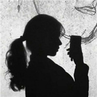 高冷质感黑白女生微信头像