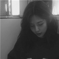 高冷质感黑白女生微信头像