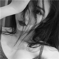高冷质感黑白女生微信头像