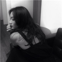 高冷质感黑白女生微信头像