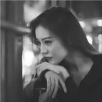 高冷质感黑白女生微信头像