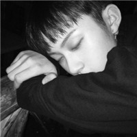 黑白时尚个性男生微信头像