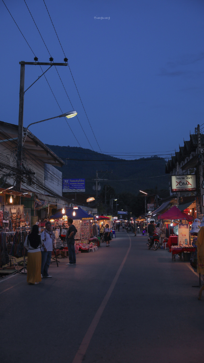 夜幕下的烟火人间微信朋友圈配图