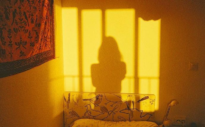 同色系唯美有意境的影子微信朋友圈背景图