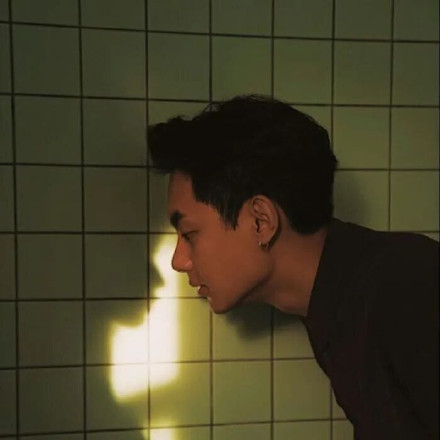 白净帅气男生微信头像