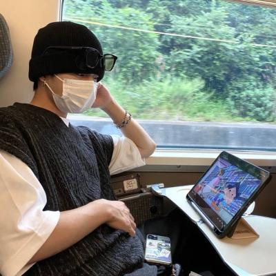 气质绝佳的男生头像