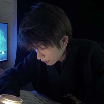 微丧深沉且帅气的男生微信头像