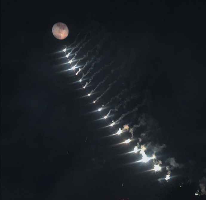 黑色系简单的微信背景图