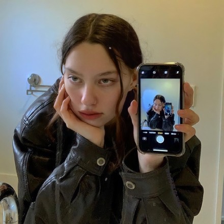 欧美女孩反向自拍微信头像