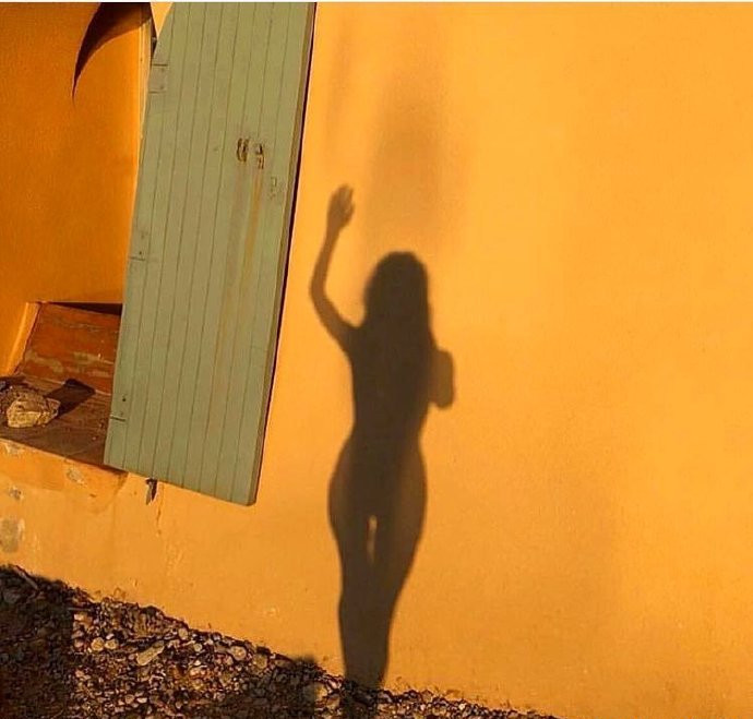 同色系唯美有意境的影子微信朋友圈背景图