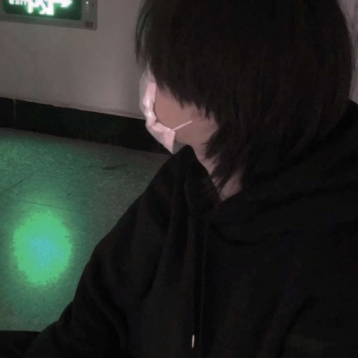 微丧深沉且帅气的男生微信头像