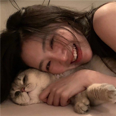 抱着猫的高颜值女生微信头像