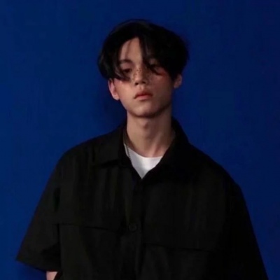 温文尔雅英姿飒爽的男生微信头像