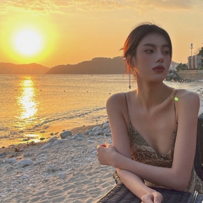 干净高级有质感的女生微信头像