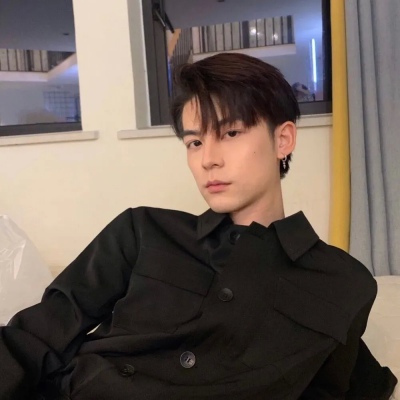 气质绝尘的干净男生帅气微信头像