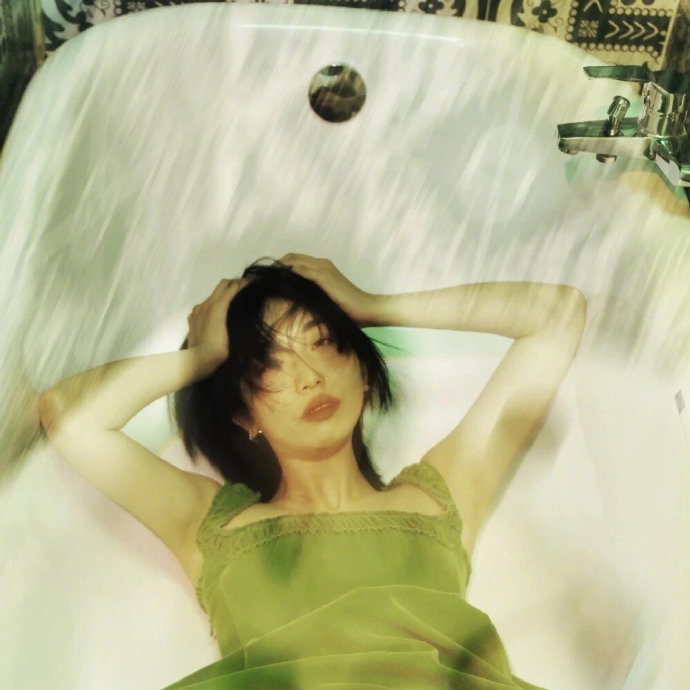 酷拽女孩微信头像