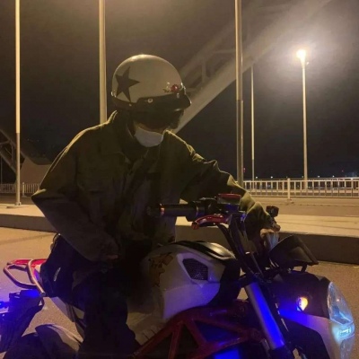 看着舒服但又很霸气的男生头像