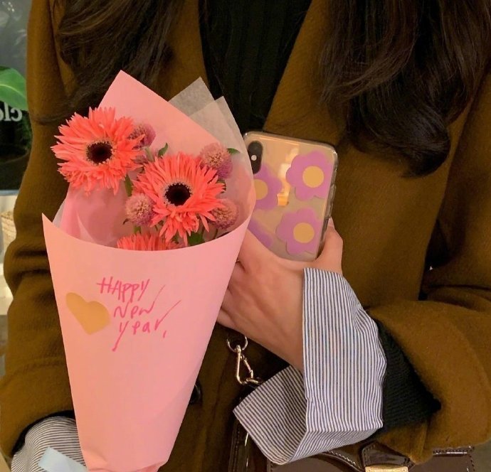 不露脸怀抱鲜花微信头像