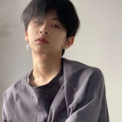 气质绝尘的干净男生帅气微信头像