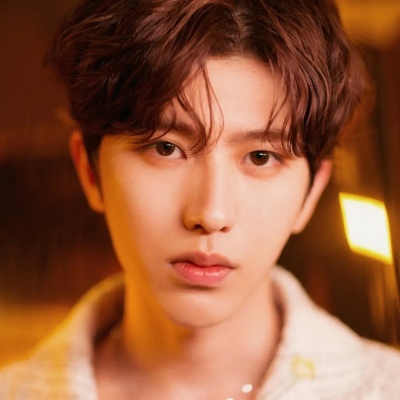 气质绝尘的干净男生帅气微信头像