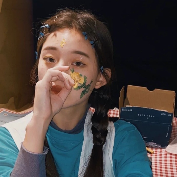 超拽的复古风高冷女生微信头像