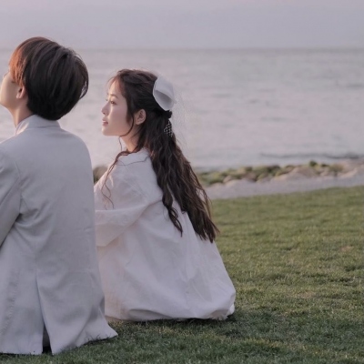 一左一右的夕阳下的情侣微信头像