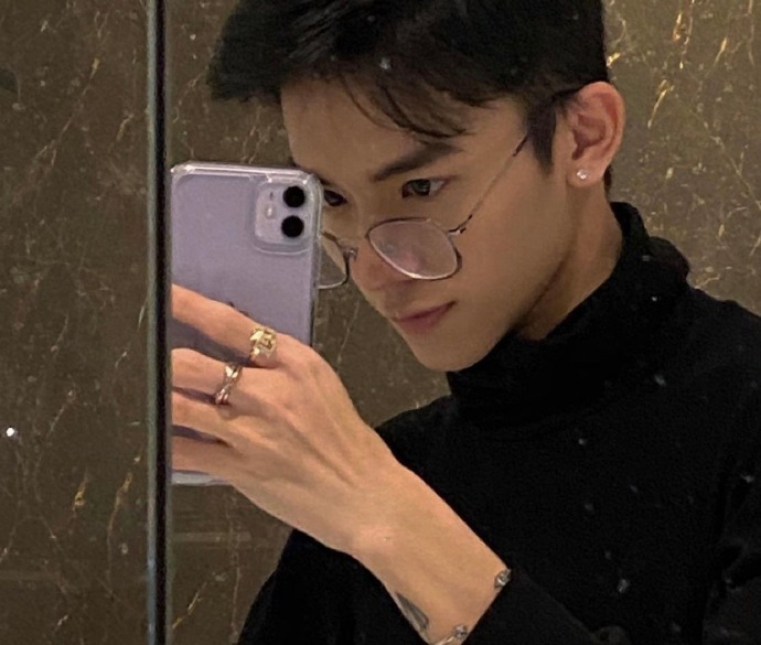 男生深沉忧伤微信头像