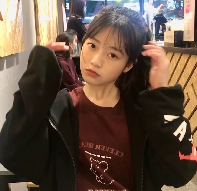 乖巧呆萌的可爱女生微信头像