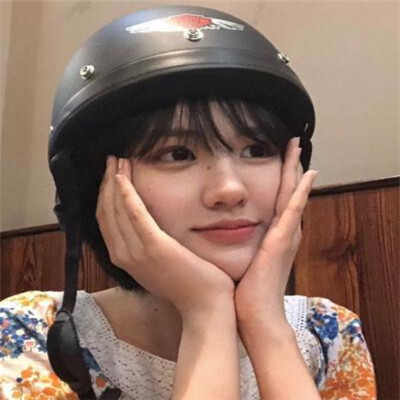 戴头盔的超美真人女生微信头像