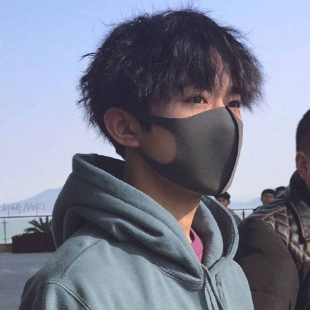 易烊千玺戴口罩微信素材图片