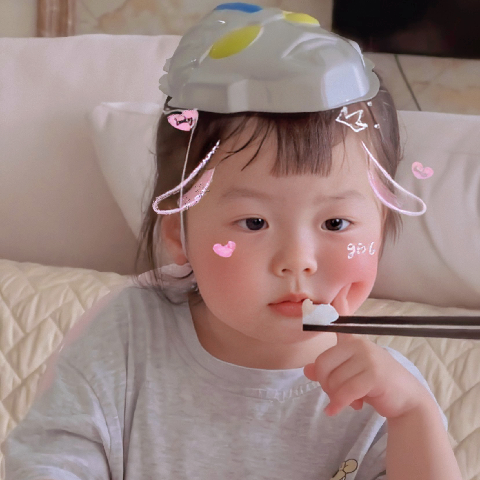 粉色可爱分丸子妹微信头像