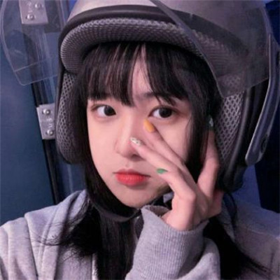 戴头盔的超美真人女生微信头像