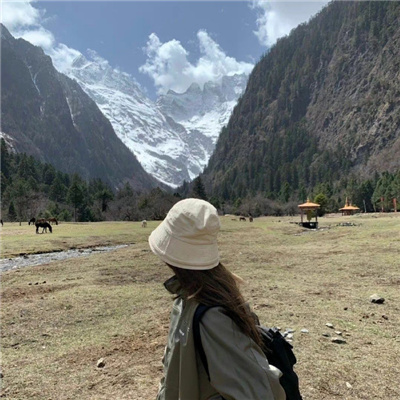 看起来自由的氛围感女生头像